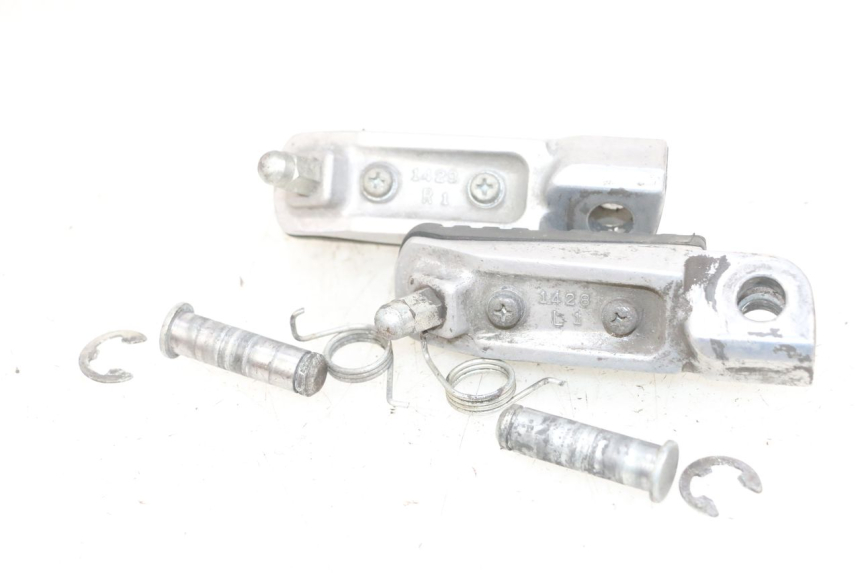 photo de COPPIA DI PIEDINI ANTERIORI KAWASAKI ZR 7 750 (1999 - 2004) - Zoom sullo stato d'uso