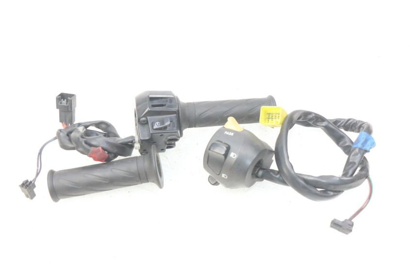 photo de PAIO DI COMANDI GUIDATA SUZUKI BURGMAN 125 (2007 - 2014) - Dettaglio del componente