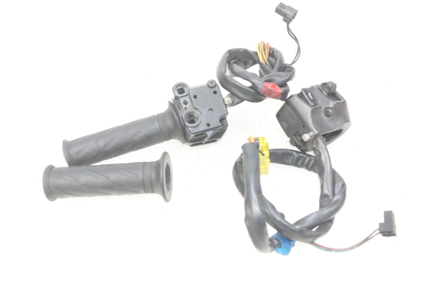 photo de PAIO DI COMANDI GUIDATA SUZUKI BURGMAN 125 (2007 - 2014) - Altra angolazione