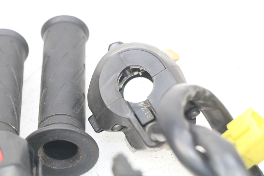 photo de PAIO DI COMANDI GUIDATA SUZUKI BURGMAN 125 (2007 - 2014) - Primo piano tecnico