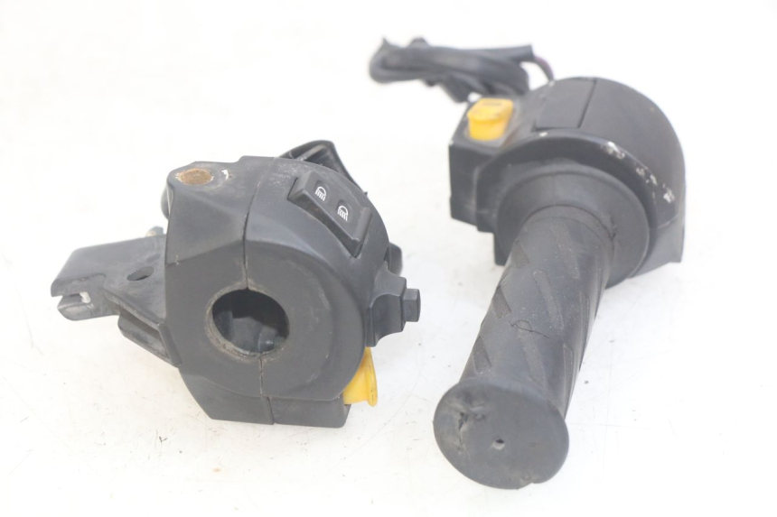 photo de PAIO DI COMANDI GUIDATA PEUGEOT KISBEE 2T 50 (2010 - 2017) - Dettagli dei punti di fissaggio