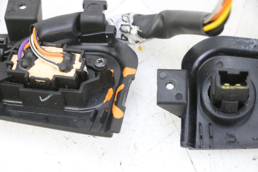 photo de COMMUTATORI PIAGGIO MP3 HPE 310 (2024 - 2025) - Altra angolazione