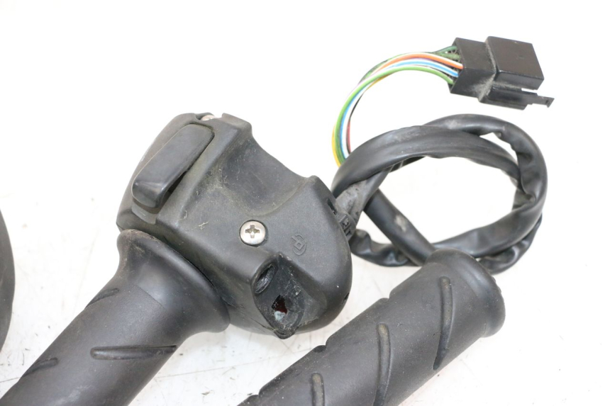 photo de COMMUTATORI PEUGEOT SATELIS 125 (2013 - 2018) - Stato della superficie e materiale