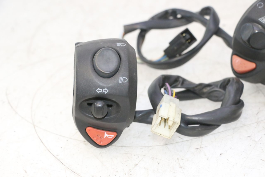 photo de COMMUTATORI PEUGEOT SATELIS 125 (2013 - 2018) - Caratteristiche distintive