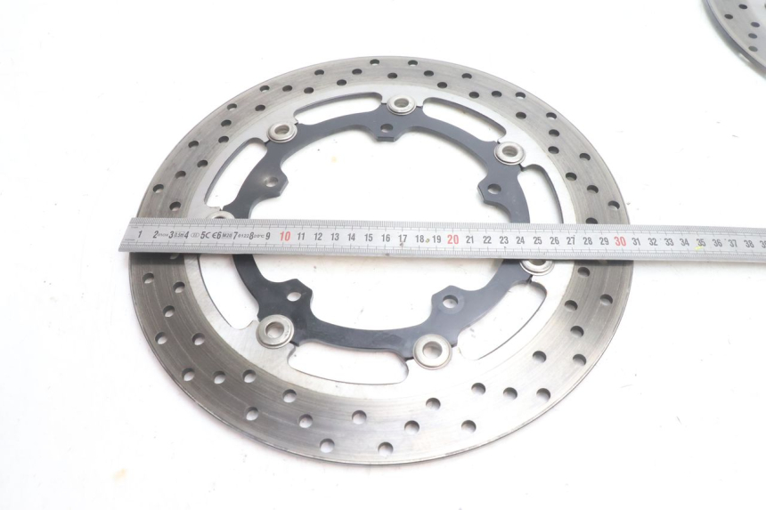 photo de COPPIA DI DISCHI FRENO ANTERIORI YAMAHA FZ8 800 (2010 - 2016) - Dettagli dei punti di fissaggio