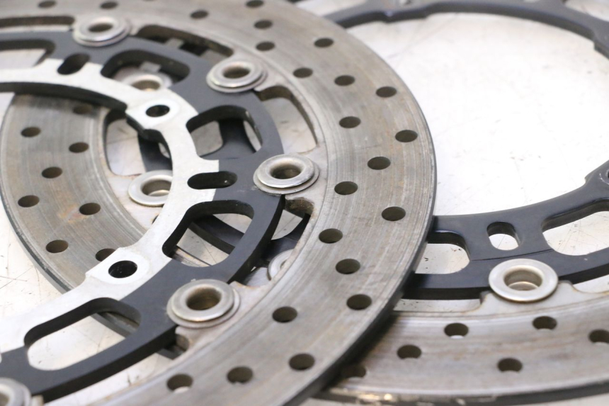 photo de COPPIA DISCO FRENO ANTERIORE YAMAHA YZF R6 600 (2008 - 2009) - Stato della superficie e materiale