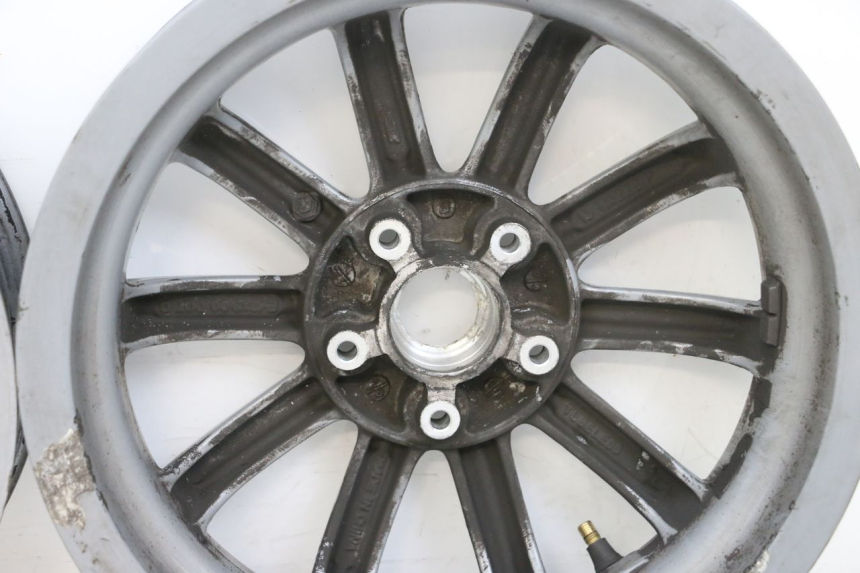 photo de COPPIA CERCHI PIAGGIO MP3 RL 250 (2006 - 2010) - Caratteristiche distintive