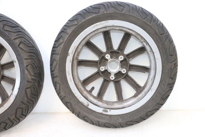 photo de COPPIA CERCHI PIAGGIO MP3 RL 250 (2006 - 2010) - Stato della superficie e materiale