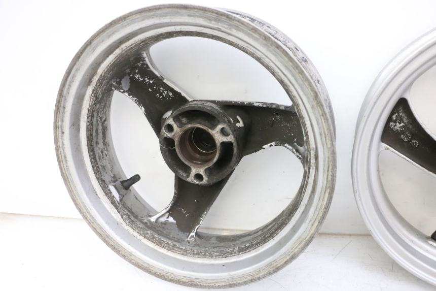 photo de COPPIA CERCHI PEUGEOT ELYSTAR 50 (2002 - 2014) - Primo piano ad alta risoluzione