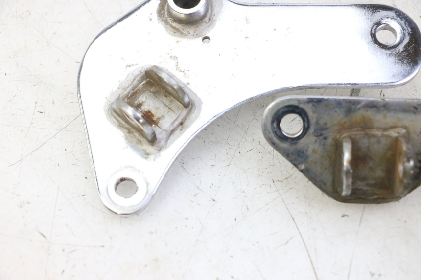 photo de PEDANA ANTERIORE SUPPORTO HYOSUNG GV AQUILA 125 (2000 - 2009) - Dettagli dei punti di fissaggio