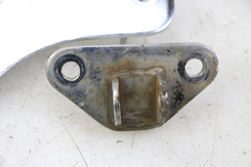 photo de PEDANA ANTERIORE SUPPORTO HYOSUNG GV AQUILA 125 (2000 - 2009) - Stato della superficie e materiale