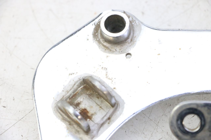 photo de PEDANA ANTERIORE SUPPORTO HYOSUNG GV AQUILA 125 (2000 - 2009) - Marcature e riferimenti originali