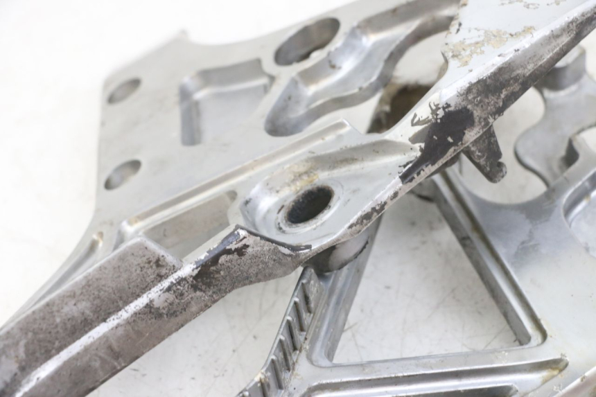 photo de COPPIA DI PIASTRE PER PEDANE ANTERIORI YAMAHA FJ 3CX 1200 (1986 - 1996) - Zoom sullo stato d'uso