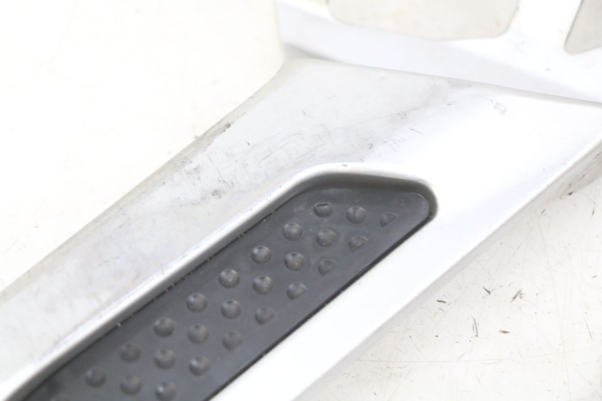 photo de COPPIA DI PIASTRE PER PEDANE ANTERIORI YAMAHA FJR ABS 1300 (2006 - 2012) - Caratteristiche distintive