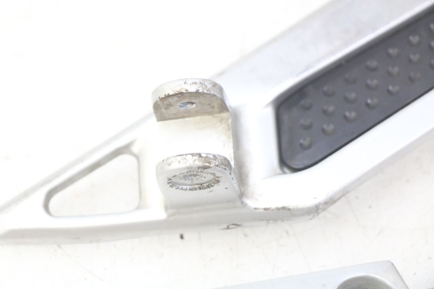 photo de COPPIA DI PIASTRE PER PEDANE ANTERIORI YAMAHA FJR ABS 1300 (2006 - 2012) - Zoom sui componenti
