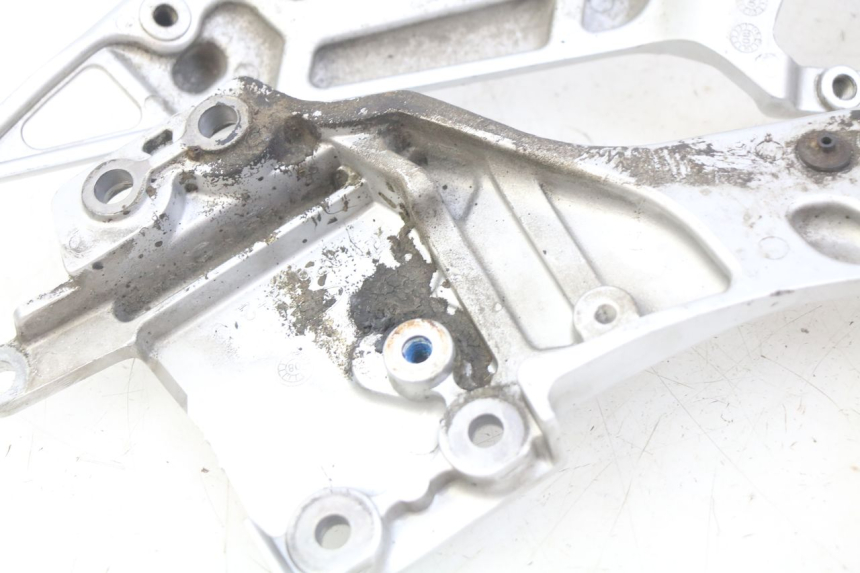 photo de COPPIA DI PIASTRE PER PEDANE ANTERIORI YAMAHA FJR ABS 1300 (2006 - 2012) - Zoom sullo stato d'uso