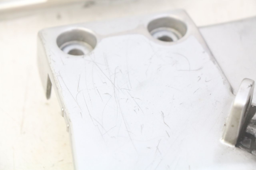 photo de COPPIA DI PIASTRE PER PEDANE ANTERIORI YAMAHA FJR ABS 1300 (2006 - 2012) - Stato della superficie e materiale