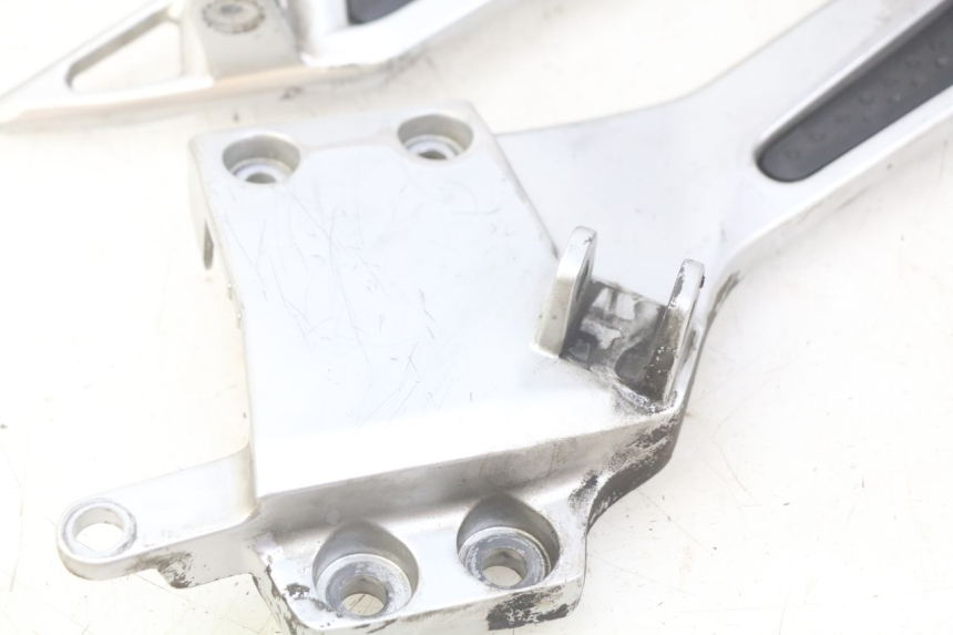 photo de COPPIA DI PIASTRE PER PEDANE ANTERIORI YAMAHA FJR ABS 1300 (2006 - 2012) - Ricambio usato controllato