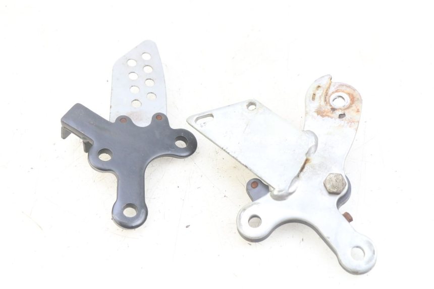 photo de COPPIA DI PIASTRE DI SUPPORTO PEDALE ANTERIORE YAMASAKI RAPTOR 50 (2013 - 2018) - Primo piano tecnico
