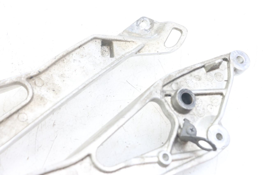 photo de COPPIA DI PIASTRE PER PEDANE ANTERIORI YAMAHA TDM ABS 900 (2002 - 2014) - Altra angolazione