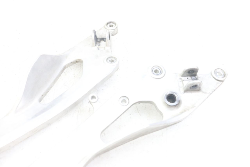 photo de COPPIA DI PIASTRE PER PEDANE ANTERIORI YAMAHA TDM ABS 900 (2002 - 2014) - Dettagli dei punti di fissaggio