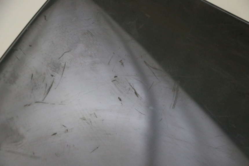 photo de PARE BRISE PEUGEOT ELYSTAR 50 (2002 - 2014) - Zoom sullo stato d'uso