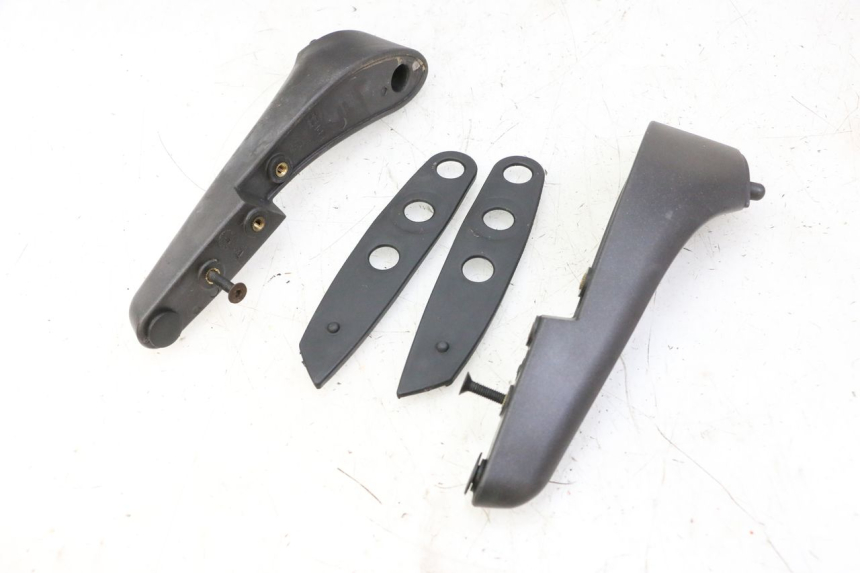 photo de PARABREZZA PIAGGIO X9 EVOLUTION 125 (2003 - 2007) - Dettagli dei punti di fissaggio