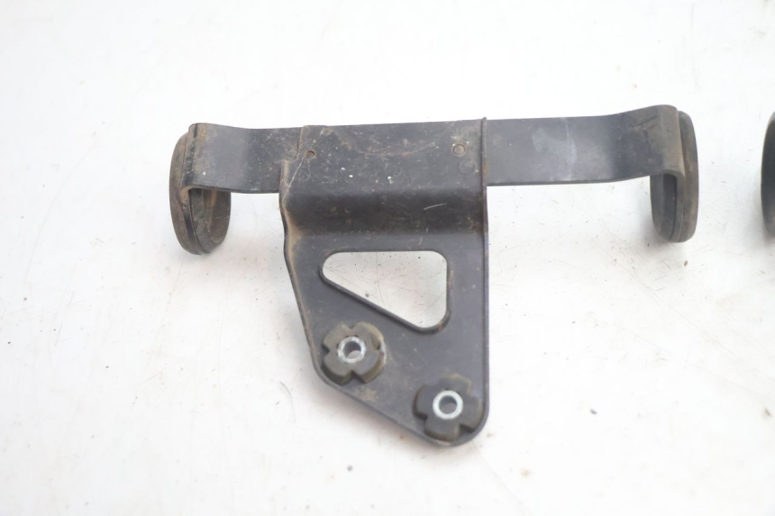photo de SUPPORTO FARO ANTERIORE SUZUKI DR S 600 (1985 - 1989) - Primo piano tecnico