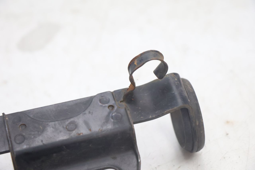 photo de SUPPORTO FARO ANTERIORE SUZUKI DR S 600 (1985 - 1989) - Dettagli dei punti di fissaggio