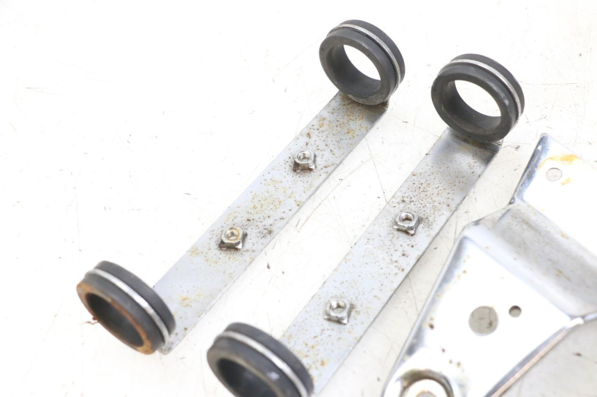 photo de SUPPORTO FARO ANTERIORE HYOSUNG GF 125 (2001 - 2005) - Stato della superficie e materiale