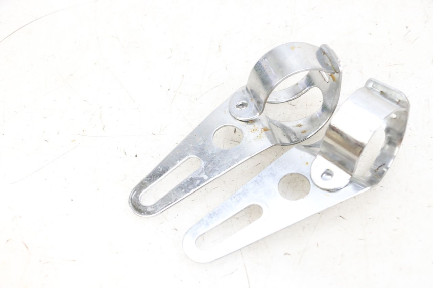 photo de SUPPORTO FARO ANTERIORE SUZUKI GSF N BANDIT 600 (1996 - 1999) - Primo piano tecnico