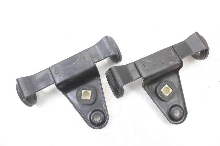 photo de SUPPORTO FARO ANTERIORE SUZUKI GSX E 250 (1982 - 1983) - Altra angolazione