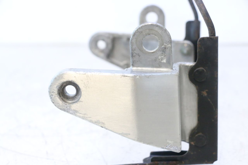 photo de SUPPORTO FARO ANTERIORE YAMAHA XJR 1300 (1998 - 2002) - Marcature e riferimenti originali