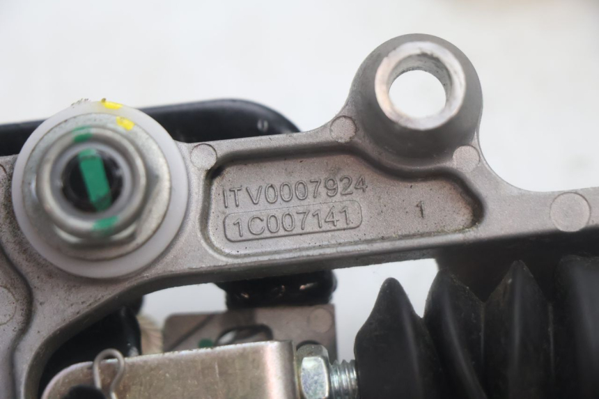 photo de PEDALE FRENO  PIAGGIO MP3 HPE 530 (2022 - 2026) - Primo piano tecnico