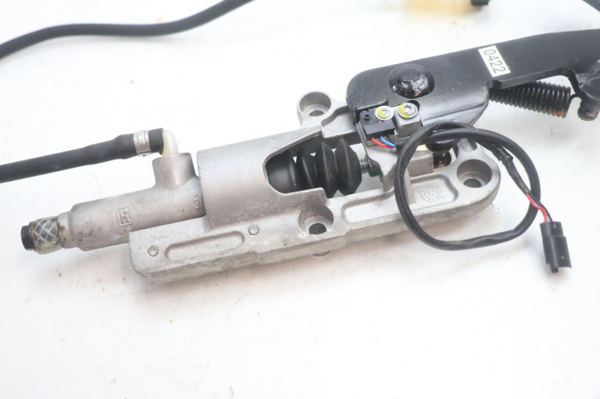 photo de PEDALE FRENO  PIAGGIO MP3 HPE 530 (2022 - 2026) - Stato della superficie e materiale