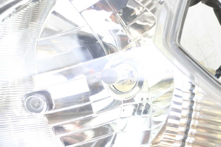 photo de FANALE ANTERIORE KYMCO AGILITY 4T 50 (2005 - 2018) - Dettagli dei punti di fissaggio