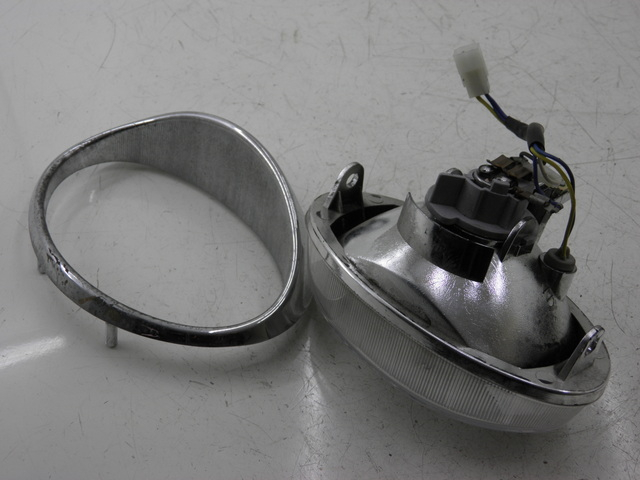 photo de FANALE ANTERIORE APRILIA SCARABEO 100 (2003 - 2012) - Zoom sullo stato d'uso