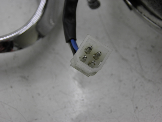 photo de FANALE ANTERIORE APRILIA SCARABEO 100 (2003 - 2012) - Dettagli dei punti di fissaggio