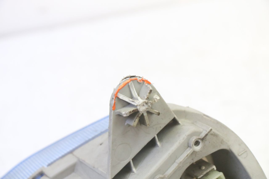 photo de FANALE ANTERIORE SUZUKI BURGMAN 125 (2007 - 2014) - Stato della superficie e materiale