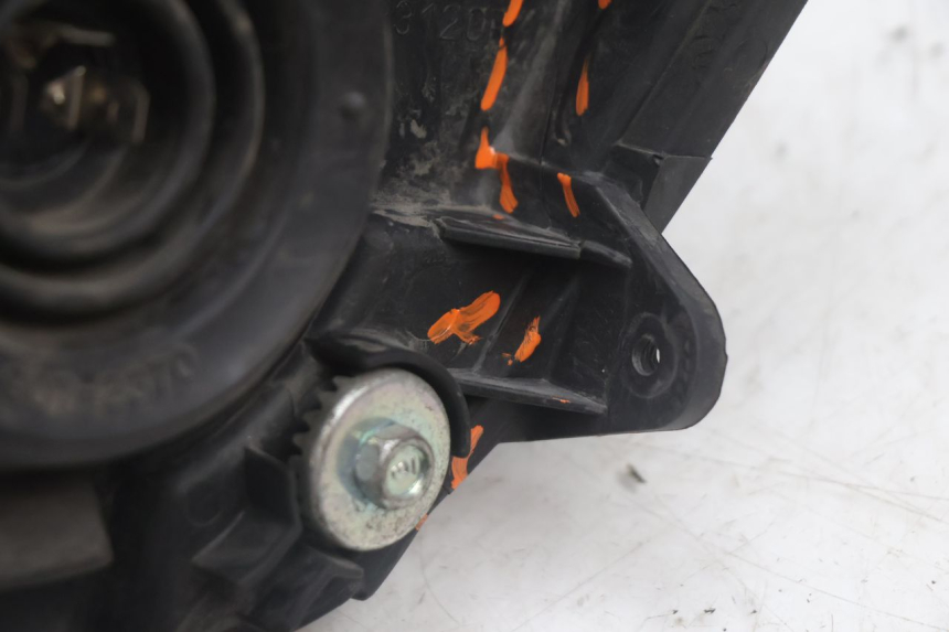 photo de FARO ANTERIORE DESTRA SUZUKI BURGMAN EXECUTIVE ABS 650 (2006 - 2012) - Caratteristiche distintive