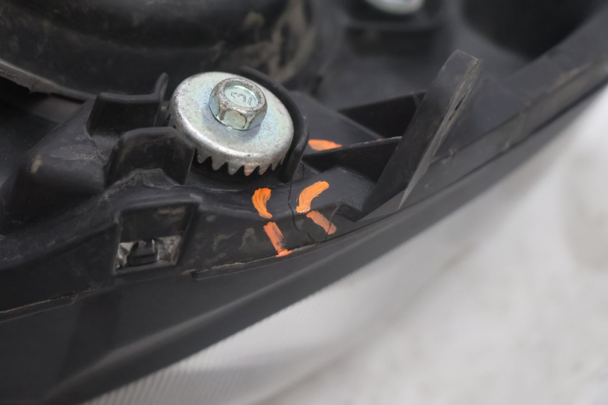 photo de FARO ANTERIORE DESTRA SUZUKI BURGMAN EXECUTIVE ABS 650 (2006 - 2012) - Zoom sui componenti