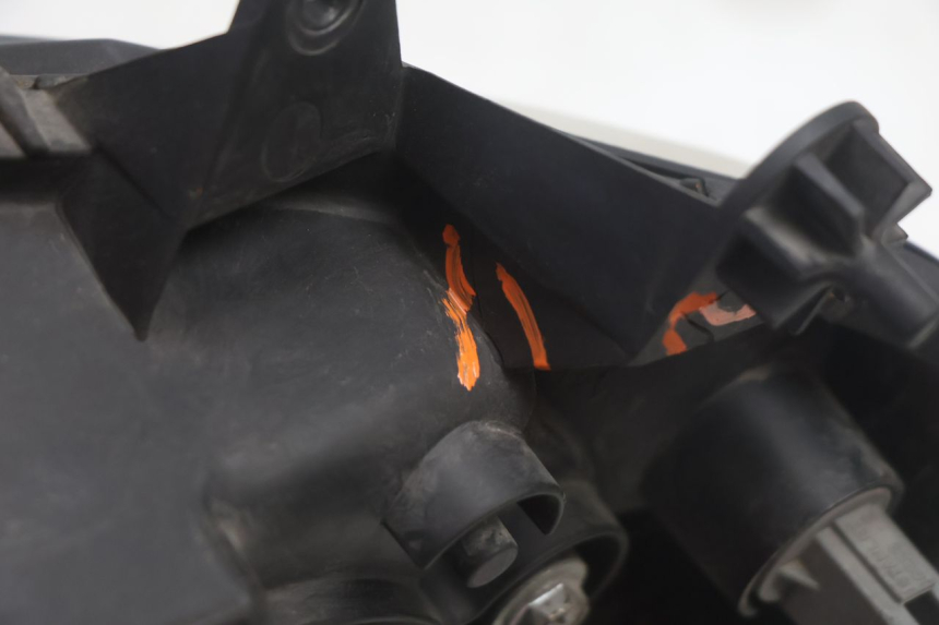 photo de FARO ANTERIORE DESTRA SUZUKI BURGMAN EXECUTIVE ABS 650 (2006 - 2012) - Stato della superficie e materiale