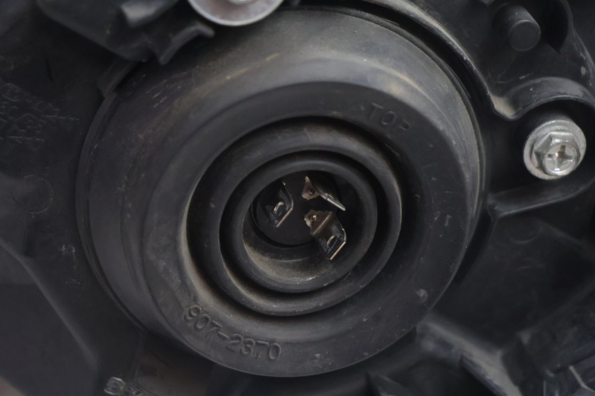 photo de FARO ANTERIORE DESTRA SUZUKI BURGMAN EXECUTIVE ABS 650 (2006 - 2012) - Stato della superficie e materiale