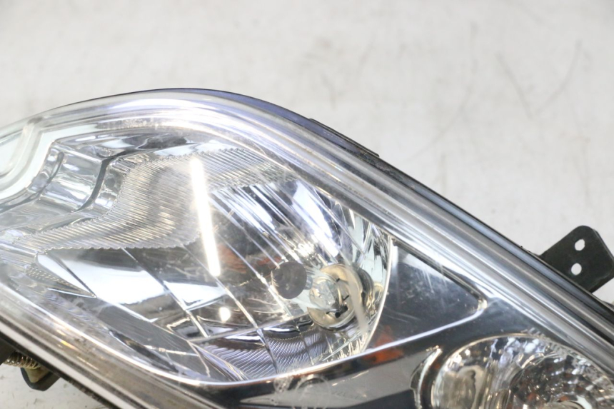 photo de FANALE ANTERIORE DESTRO PEUGEOT CITYSTAR 2T 50 (2018 - 2021) - Dettagli dei punti di fissaggio