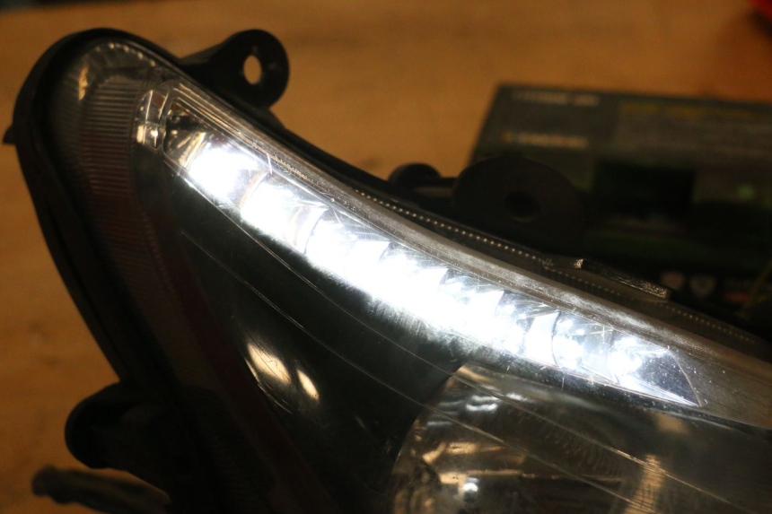 photo de FARO ANTERIORE DESTRO SYM GTS EVO 125 (2009 - 2013) - Dettaglio del componente