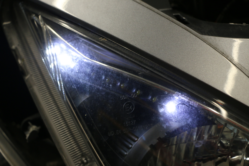 photo de FARO ANTERIORE DESTRA SYM JOYMAX 125 (2010 - 2017) - Zoom sullo stato d'uso