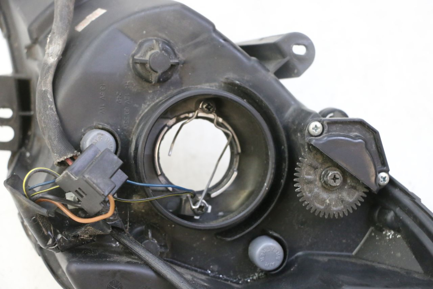 photo de FARO ANTERIORE DESTRA PEUGEOT SATELIS 125 (2013 - 2018) - Primo piano tecnico