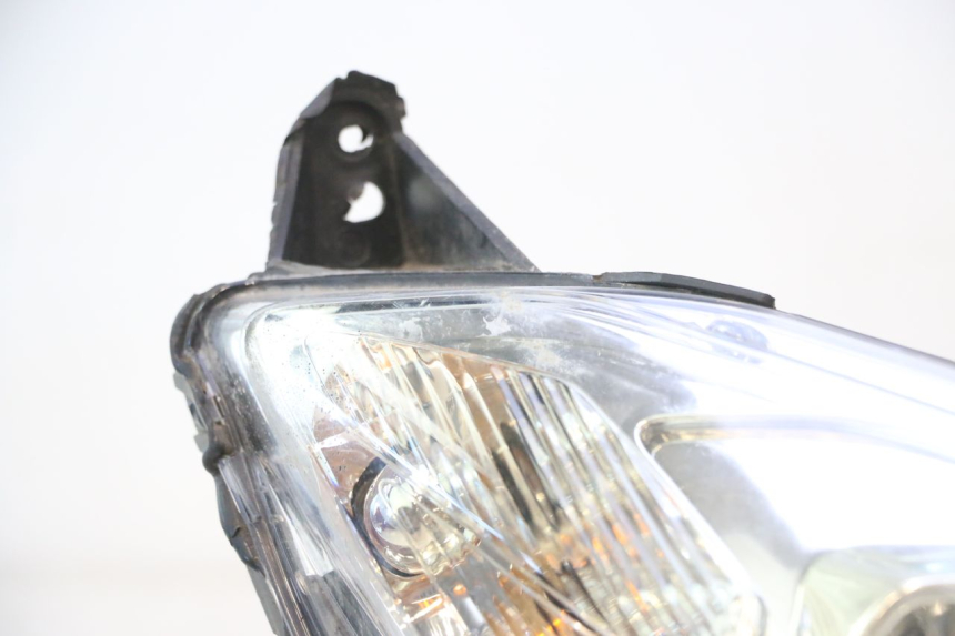 photo de FARO ANTERIORE DESTRA PEUGEOT SATELIS 125 (2013 - 2018) - Caratteristiche distintive