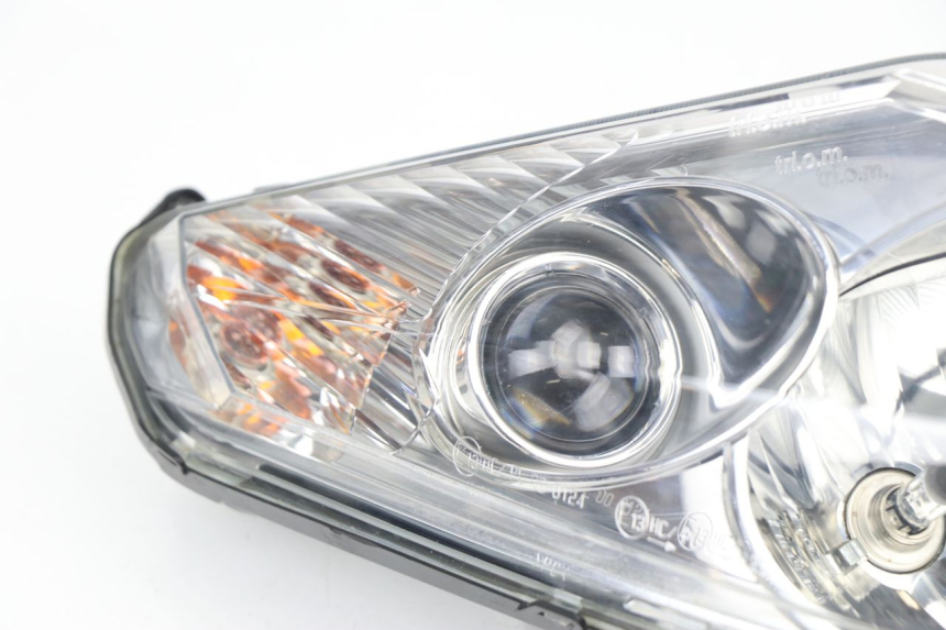 photo de FANALE ANTERIORE DESTRO PEUGEOT SATELIS 125 (2010 - 2012) - Stato della superficie e materiale