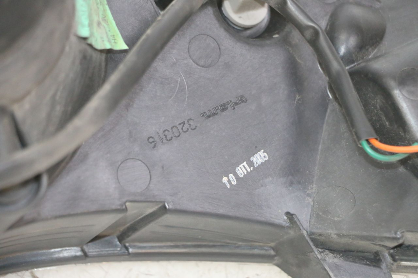 photo de FANALE ANTERIORE PEUGEOT ELYSTAR 125 (2002 - 2007) - Stato della superficie e materiale